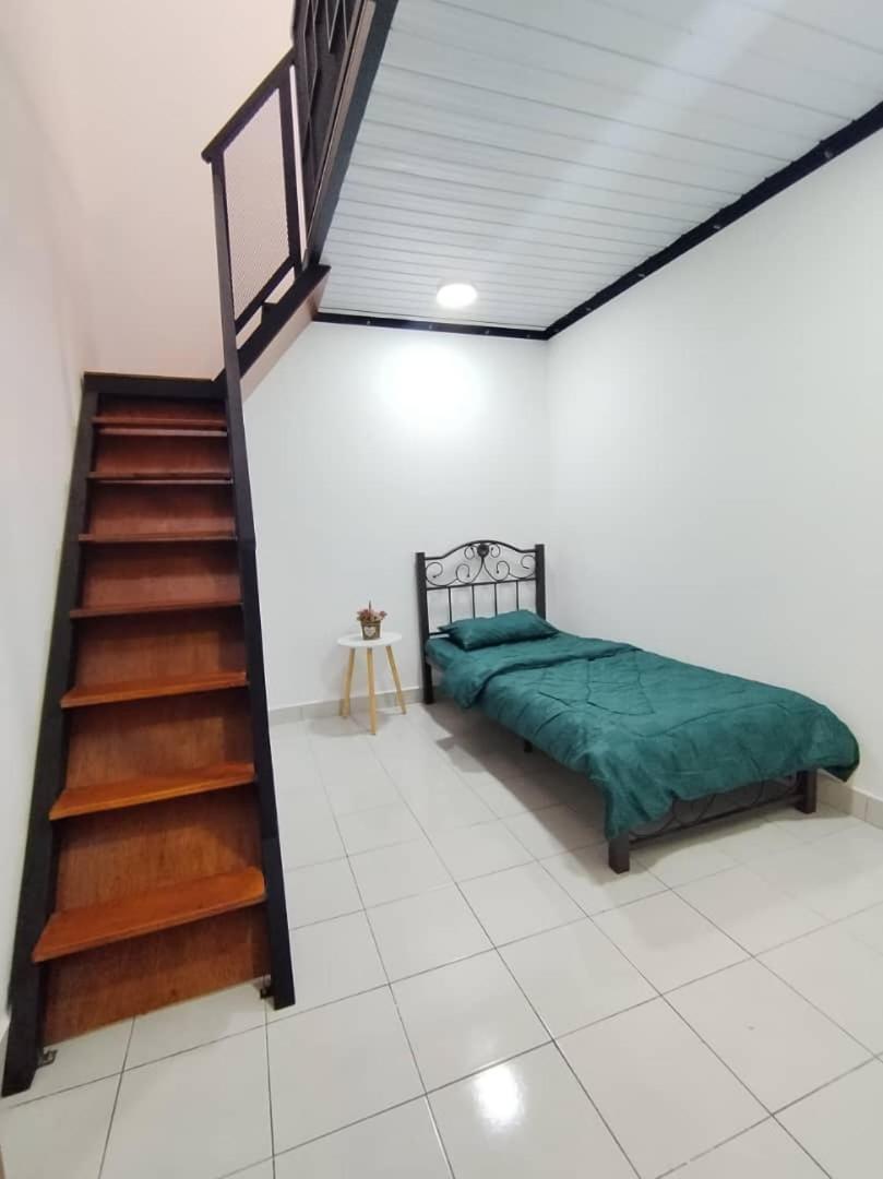 Orked Homestay Сери Искандар Екстериор снимка